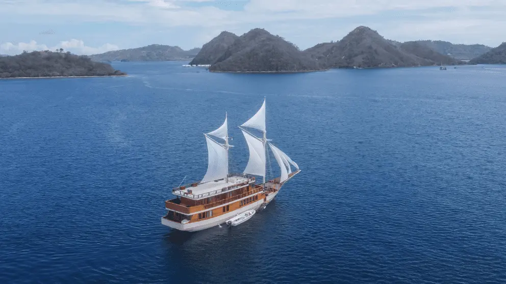 phinisi-elrora-labuan-bajo