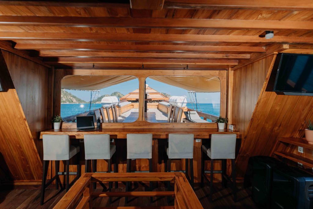 Bar-Kapal-Phinisi-Andamari-Liveaboard-1024x683