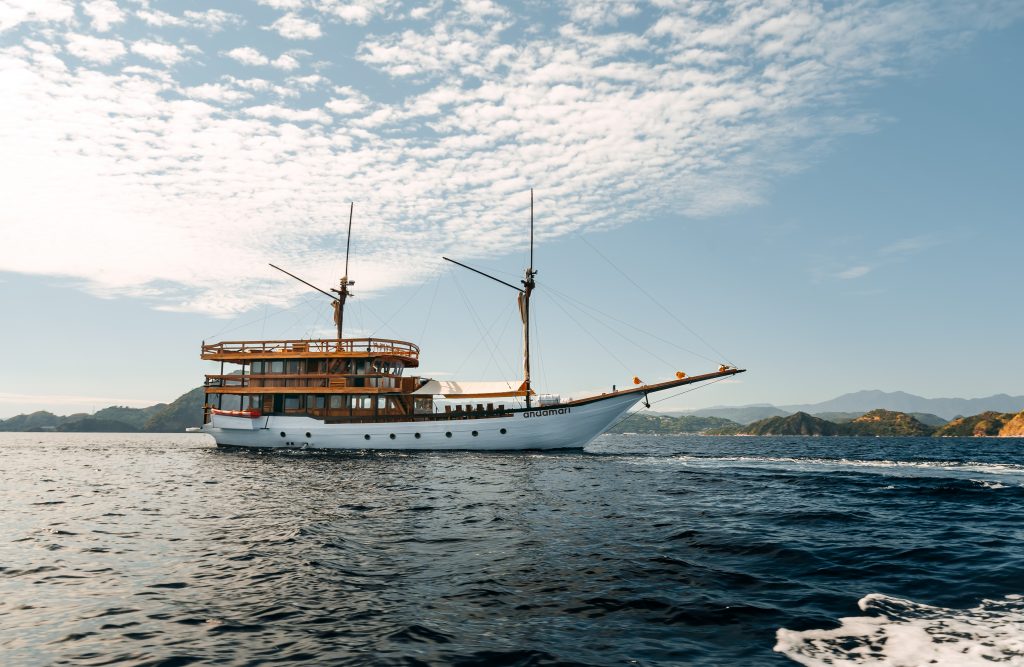 Kapal-Phinisi-Andamari-Liveaboard-a-1024x667