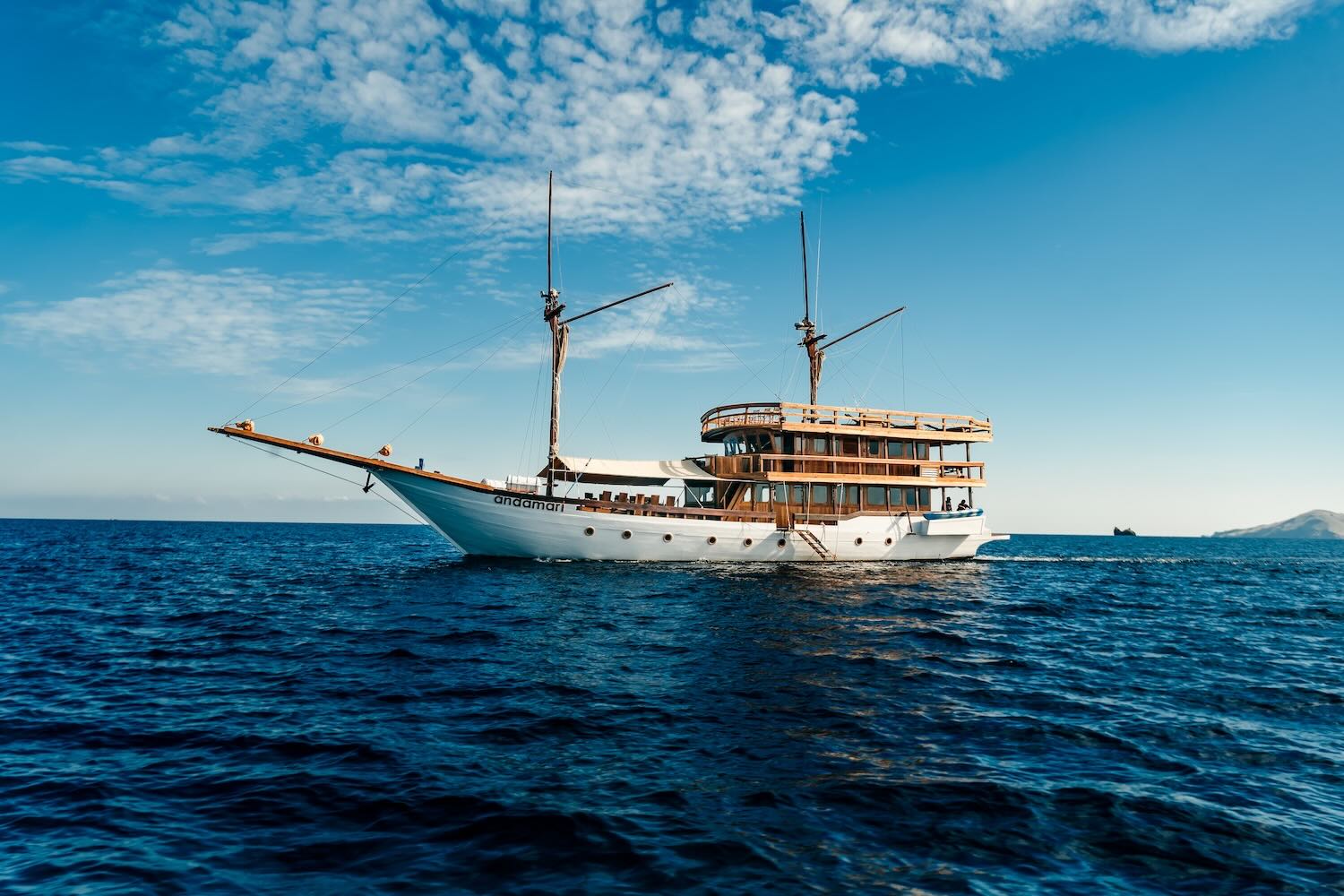 andamari-liveaboard-exterior