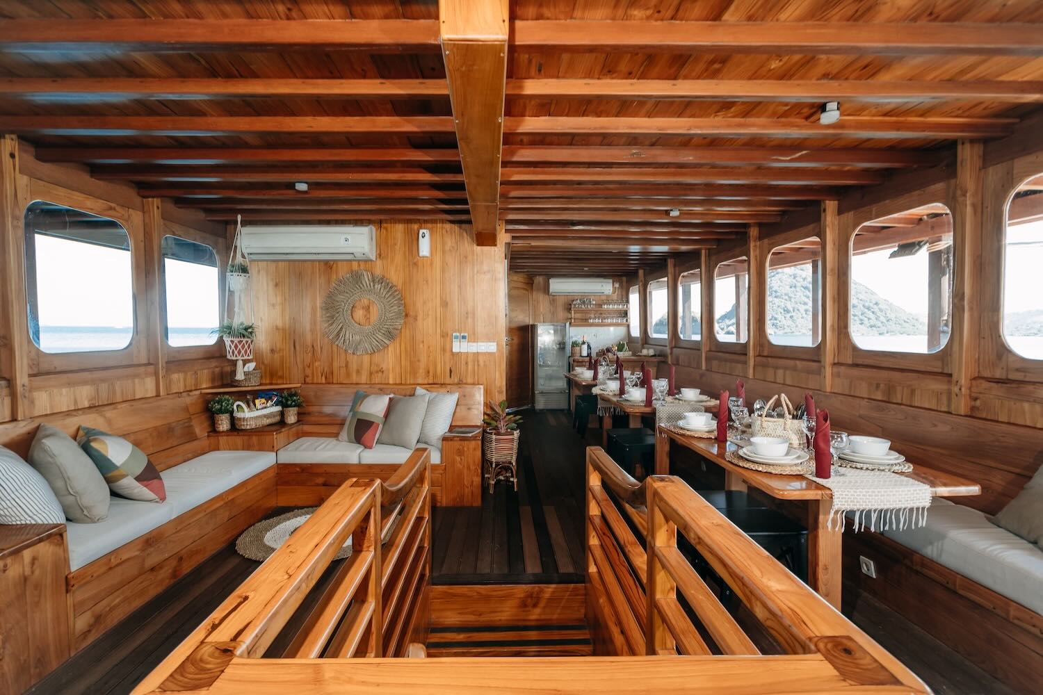 andamari-liveaboard-indoor-dining