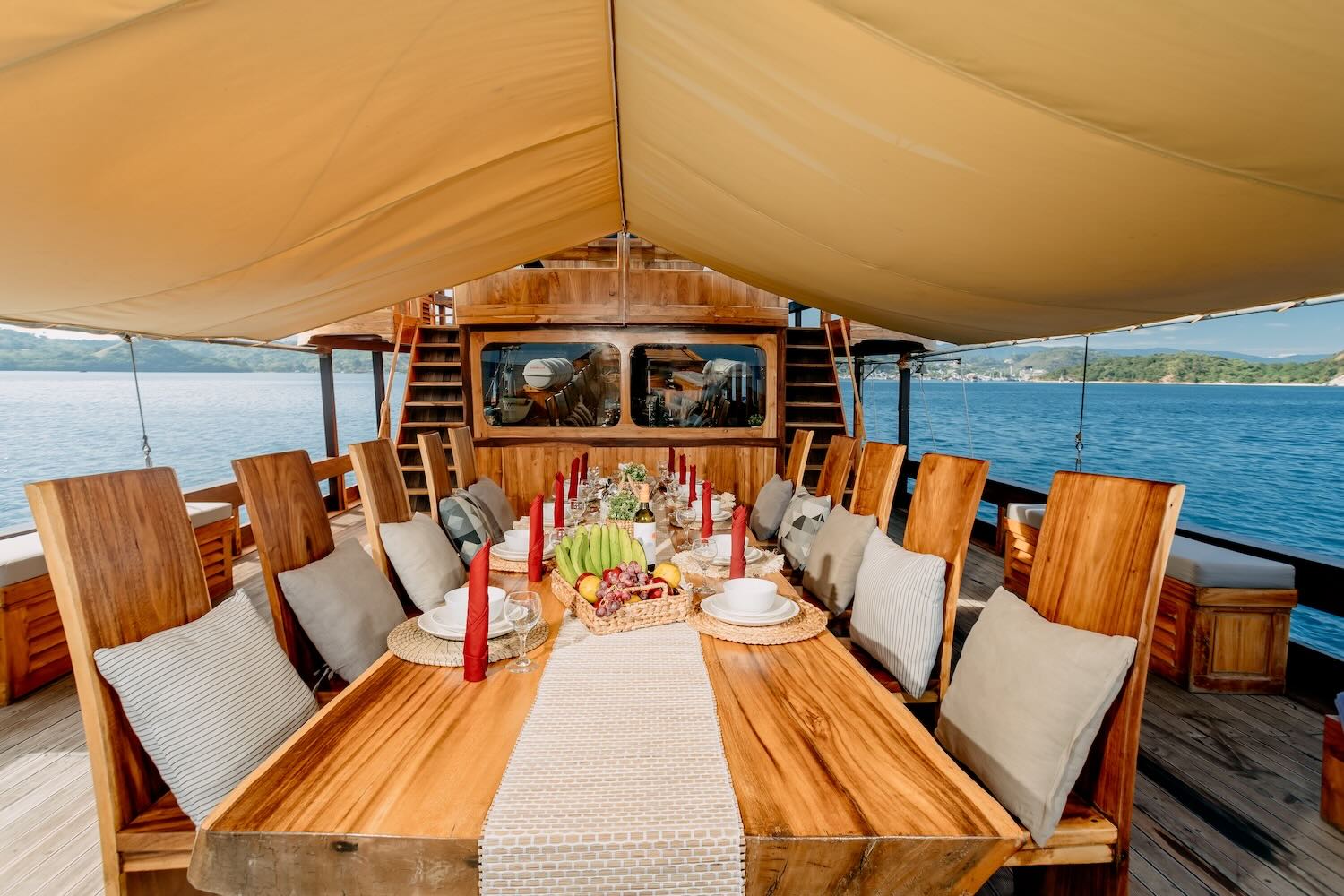 andamari-liveaboard-outdoor-dining