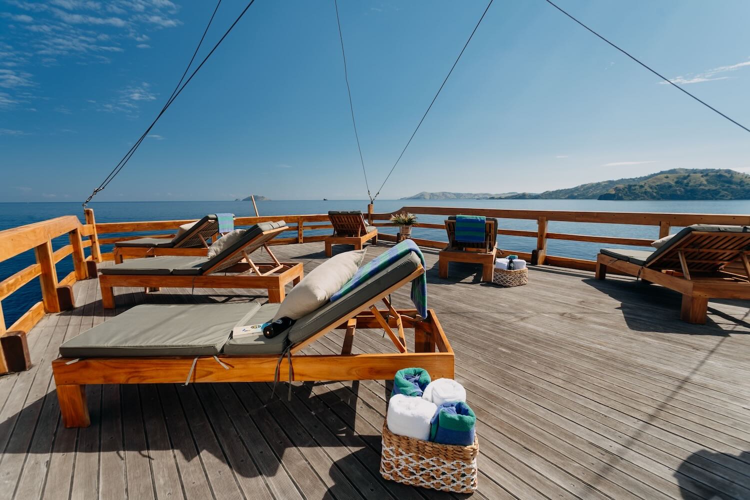 andamari-liveaboard-rooftop-area