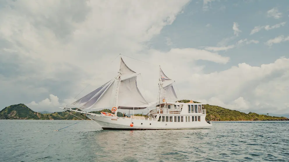 luxury-boat-akassa-komodo