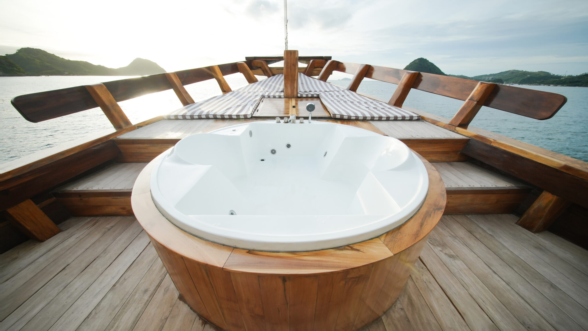 Angelica Liveaboard - Jacuzzi Area 3