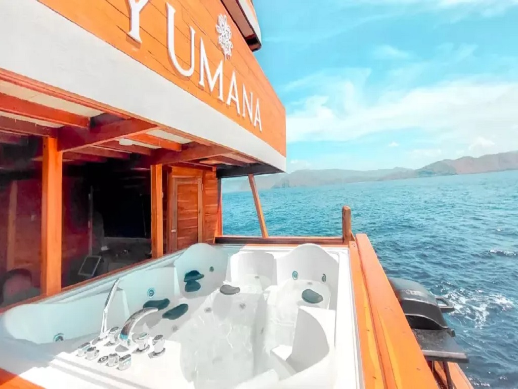 Entertaint-room-Yumana-Liveaboard-a1
