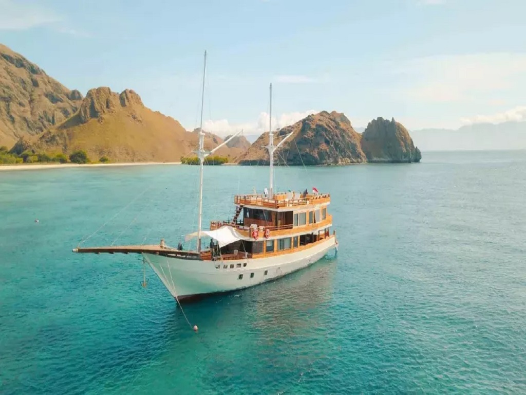 Yumana-Liveaboard-boat