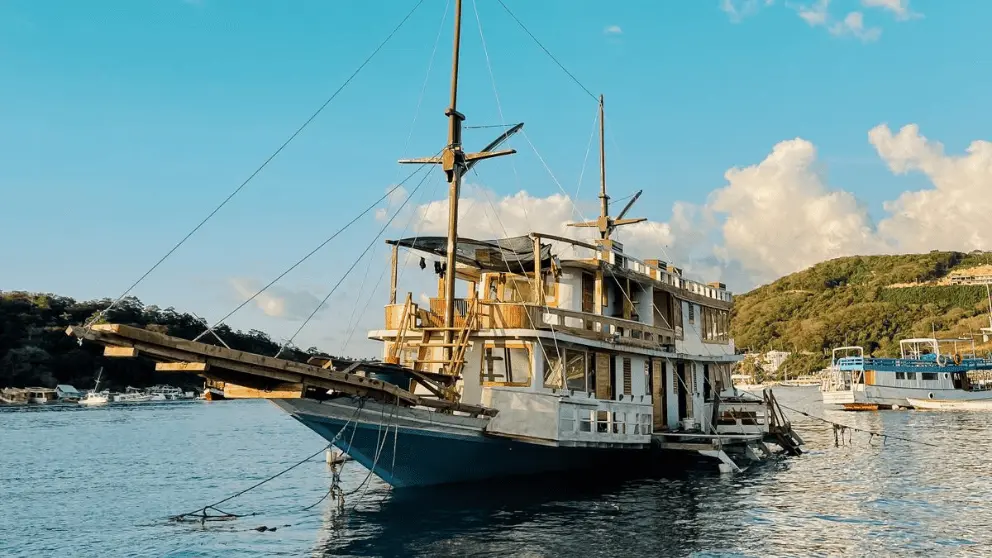 boat-phinisi-raja-bintang-komodo
