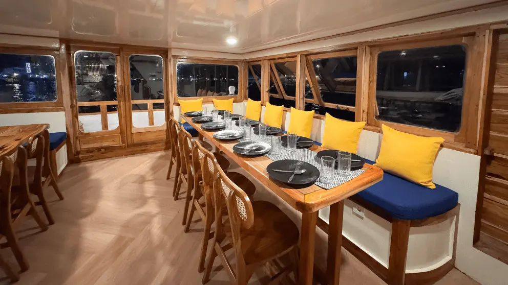 interior-boat-raja-bintang-Bajo
