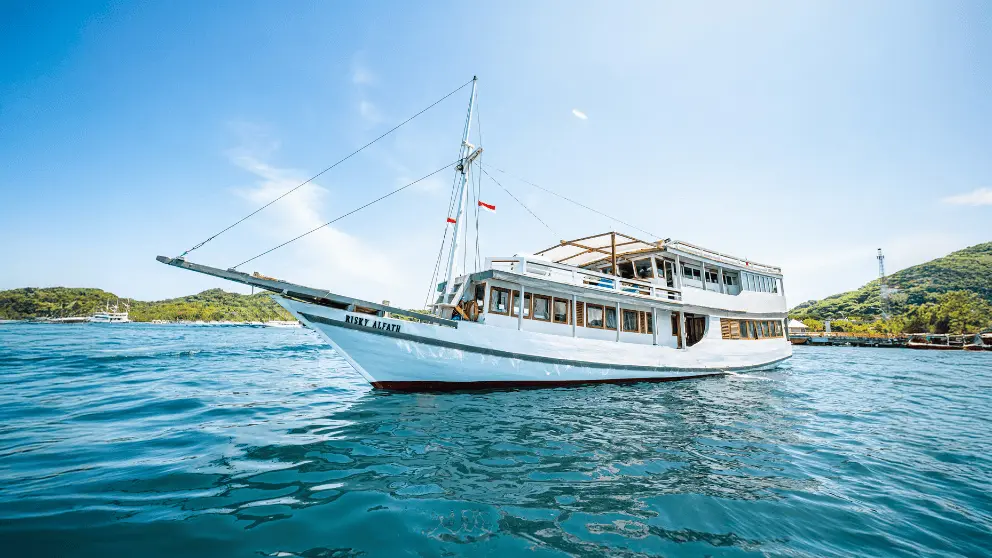open-trip-bombana-boat